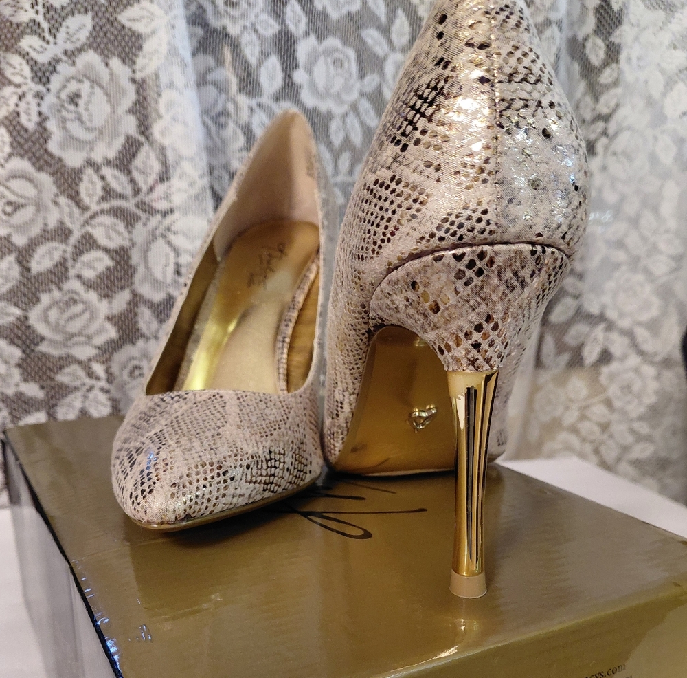 Macys Thalia Sodi Snakeskin Gold Heel & Bottom Pumps Size 8.5 New In Box